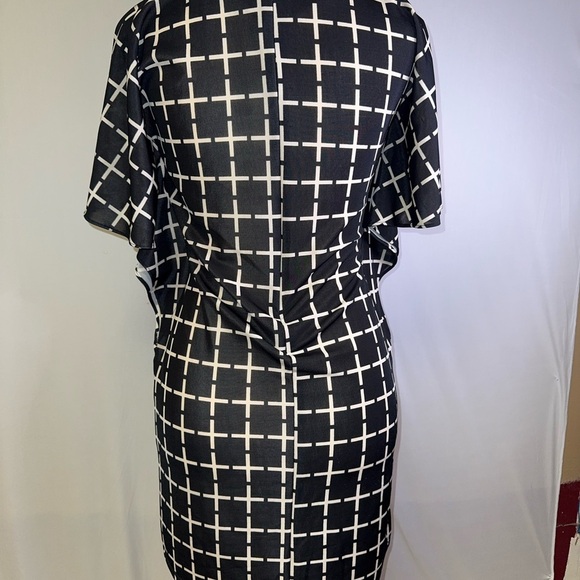 LIPHOP Small Black and White Geometric Dress Flutter Sleeve - Picture 3 of 7
